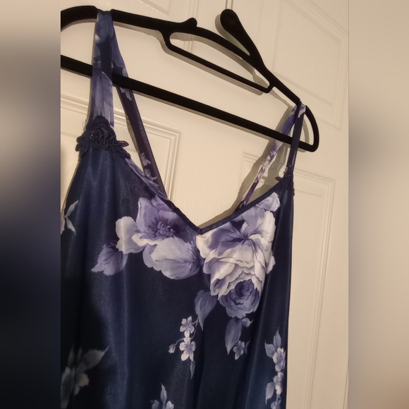 Blue floral nightgown and robe & leopard robe - Picture 7 of 13
